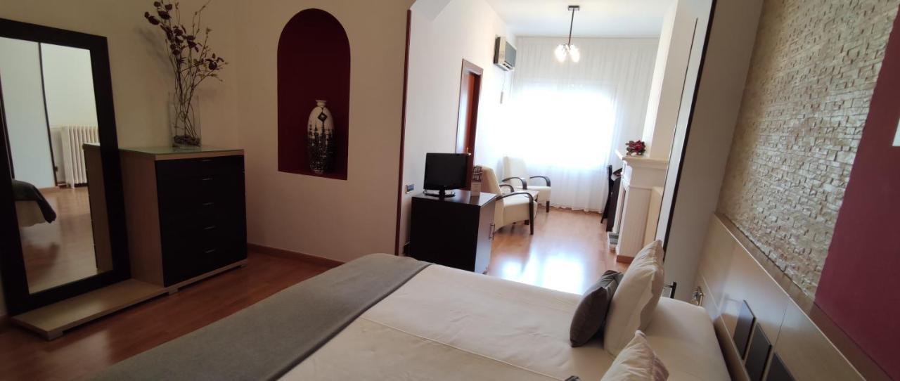 Hotel Segle XX Tremp Bagian luar foto