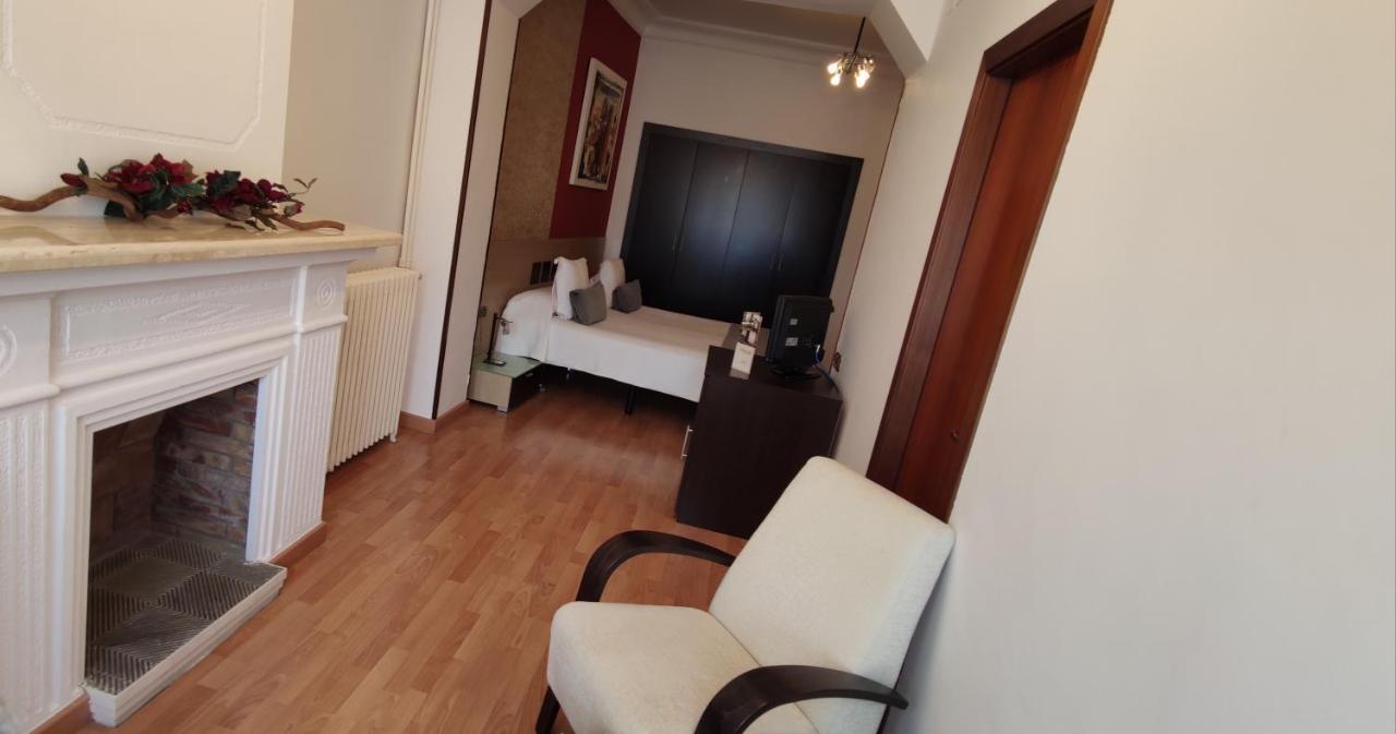 Hotel Segle XX Tremp Bagian luar foto