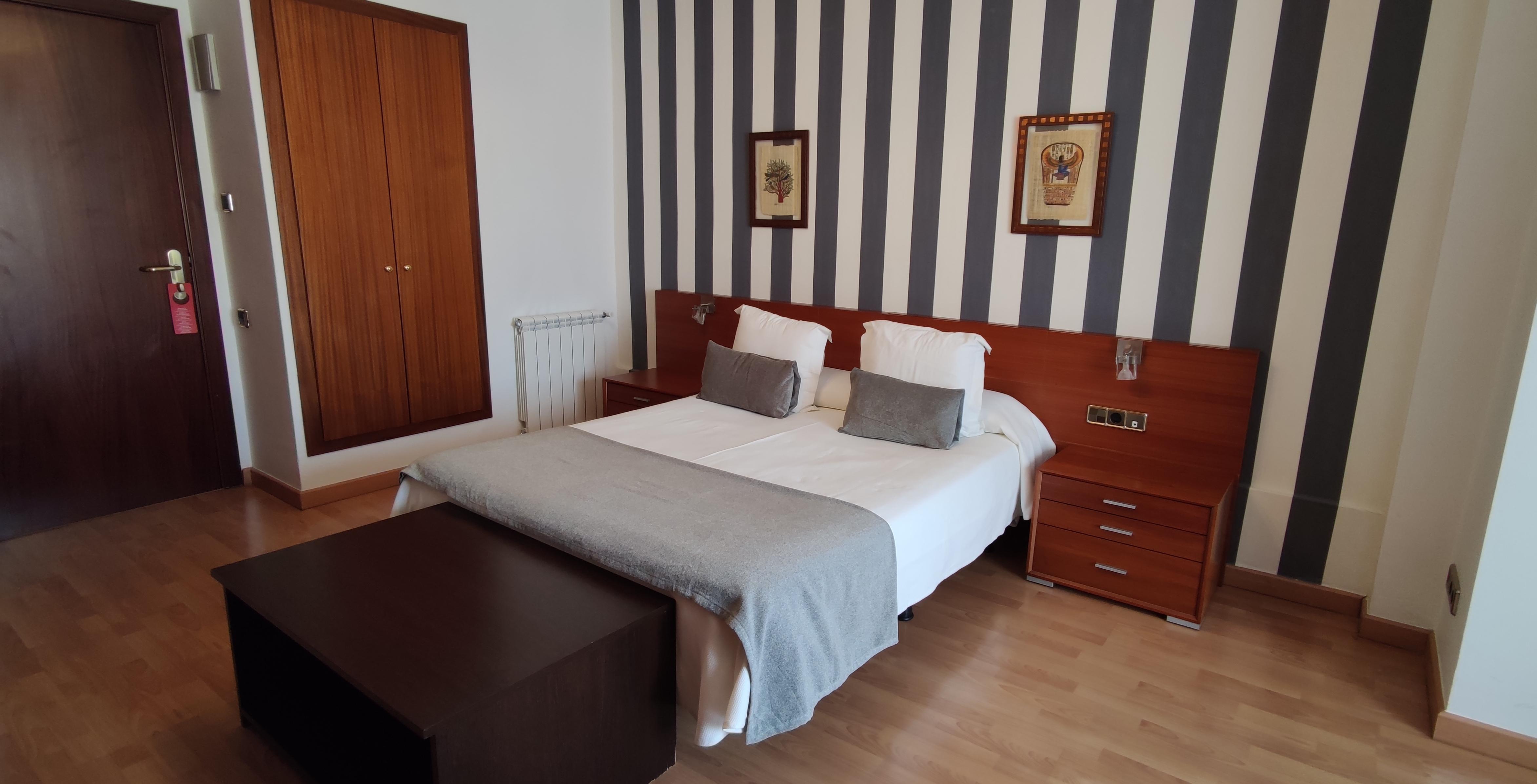 Hotel Segle XX Tremp Bagian luar foto