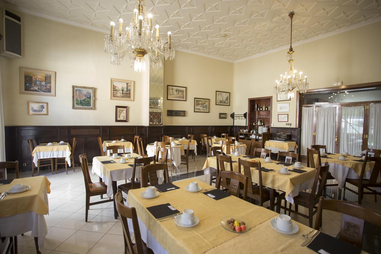 Hotel Segle XX Tremp Bagian luar foto