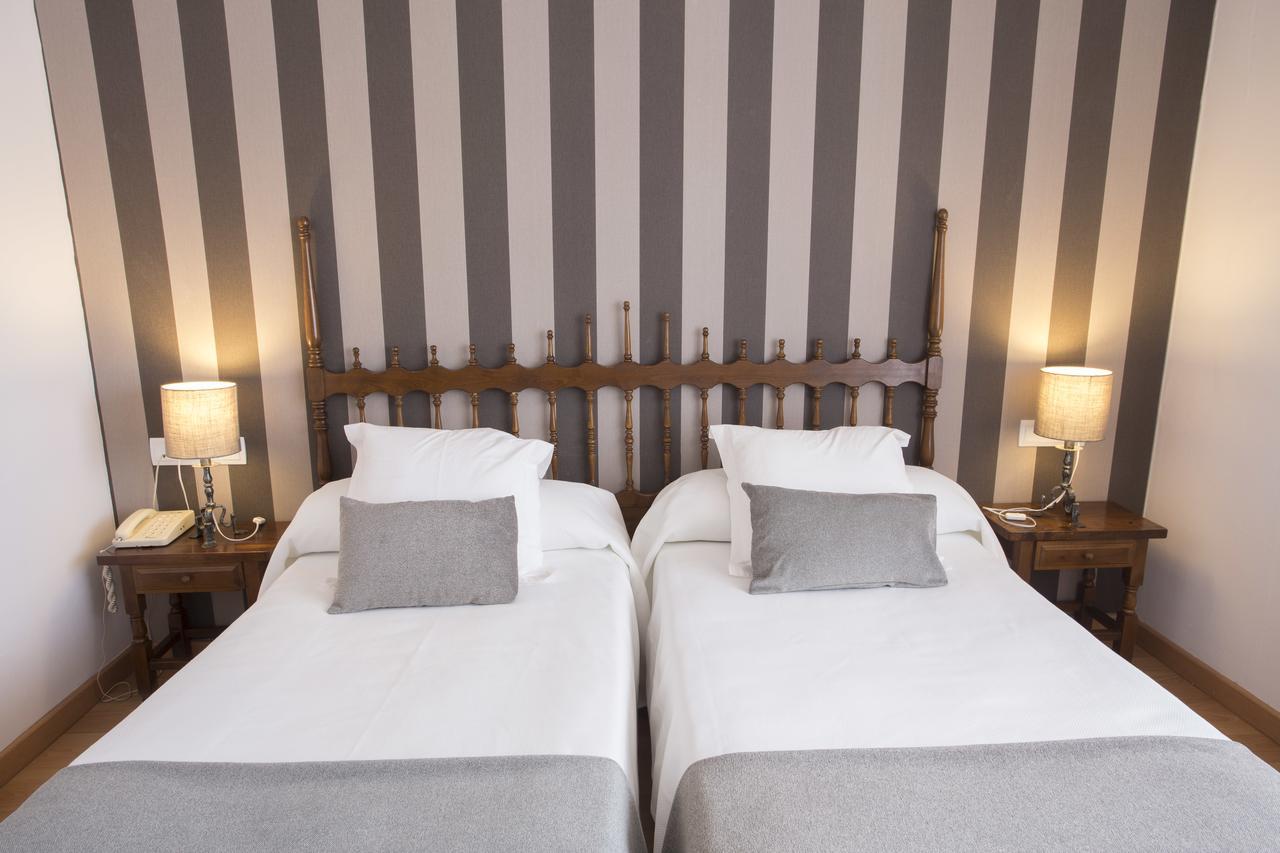 Hotel Segle XX Tremp Bagian luar foto