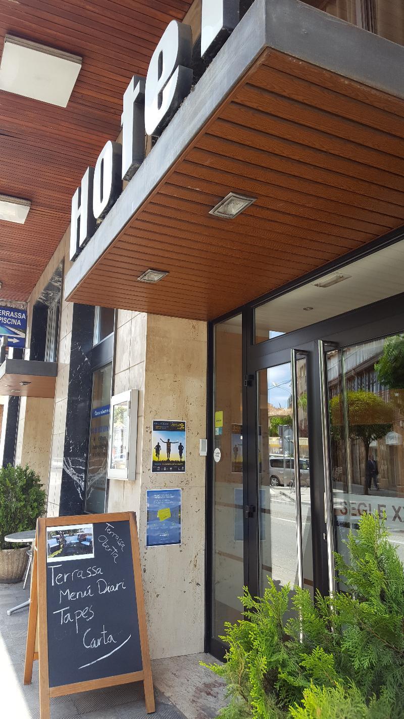 Hotel Segle XX Tremp Bagian luar foto