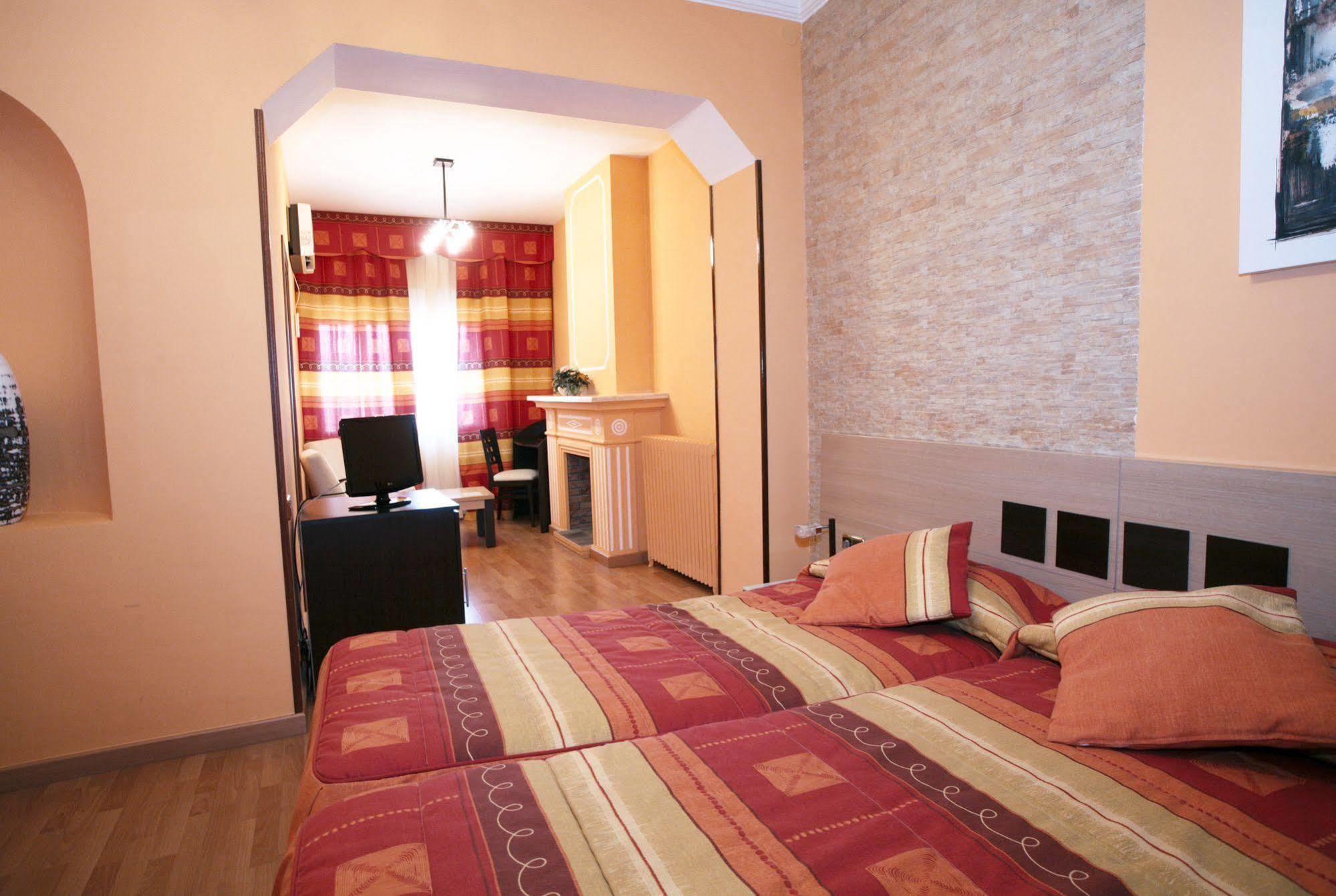 Hotel Segle XX Tremp Bagian luar foto